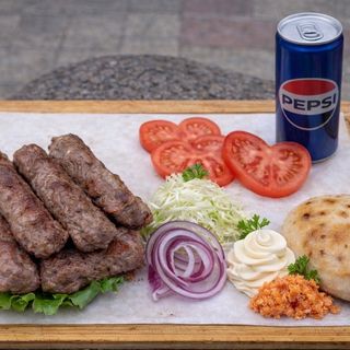 Pet ćevapa u lepinji i Pepsi