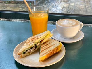 Jutarnji duo – sendvič + kapućino