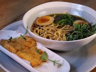 Ramen sa pečenom svinjetinom+sake maki