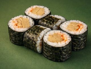 Tamago maki sa ljutim sosom 150g (6 kom)