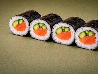 Hend roll sa lososom 120g (4 kom)