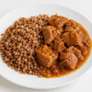 Heljda sa svinjskim gulašem (300 gr)