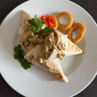 Tortilja sa piletinom, povrćem i pestom