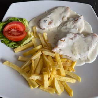 Piletina u sosu od 4 vrste sira sa pomfritom