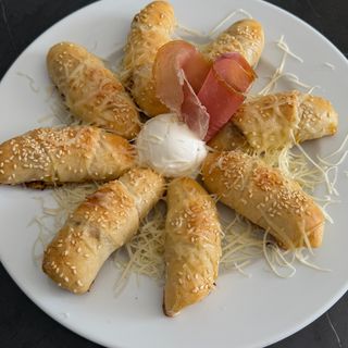 Kiflice pršut, sir