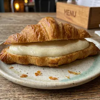 KROASAN SA VANILIJOM / VANILLA CROISSANT (110g)