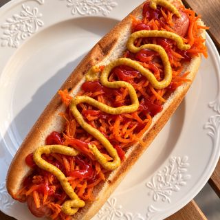 Хот дог классический с морковкой по-корейски