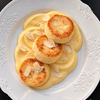 Сырники с лимонным курдом и миндальными хлопьями