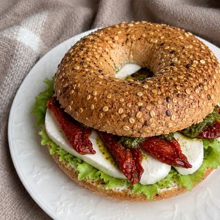 Бейгл с моцареллой и вялеными томатами, соусом из песто