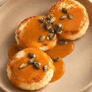 Сырники с соусом Pumpkin Spice и тыквенными семечками