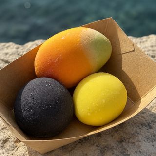 Сет из трех корпусных десертов: манго, маракуйя, лимон