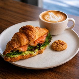 Croissant salmon + cookie salt caramel + capuccino 350 ml