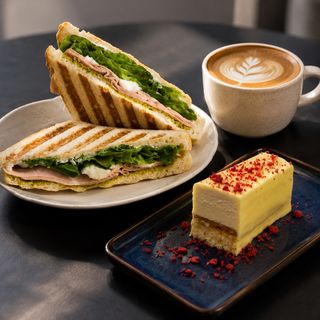 Sandwich Mortadella + musse mango + capuccino 350 ml