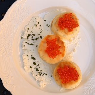 Сырники с чиа, икрой и творожным кремом