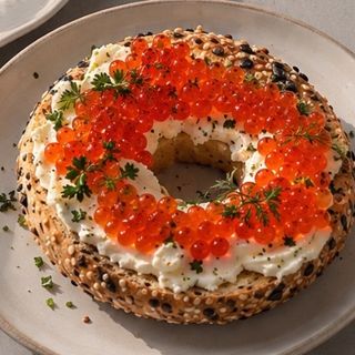 Интегральный бейгл с икрой и творожным сыром