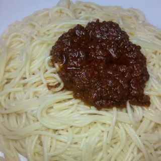 Plain spaghetti and Atadidin sauce