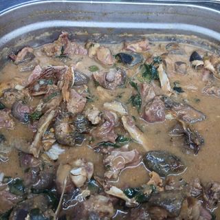 600ml bowl of white soup with 4 pcs of assorted meat.