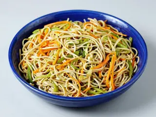Shrimps Hakka Noodles - Medium Pack (650ML) + 1 Drink