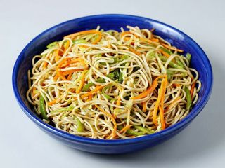 Shrimps Hakka Noodles - Medium Pack (650ML) + 1 Drink