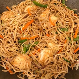 Sea Food Hakka Noodles - Medium Pack (650ML) + 1 Drink