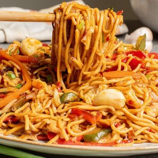 Assorted Meat Hakka Noodles - Medium Pack (650ML) + 1 Drink