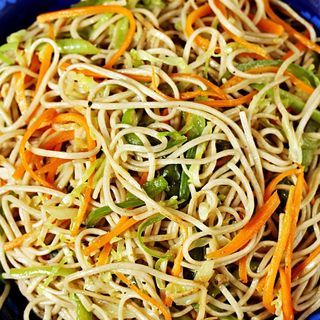 Shrimps Hakka Noodles - Medium Pack (650ML) + 1 Drink