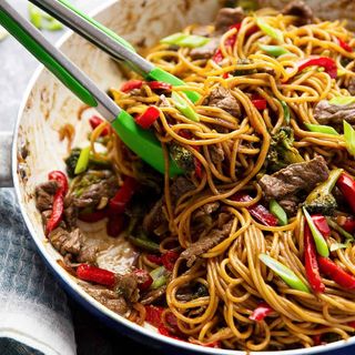 Fish Hakka Noodles - Medium Pack (650ML) + 1 Drink