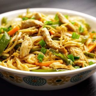 Fish Chow Mein Noodles Rice - Medium Portion ( 650ML Pack)