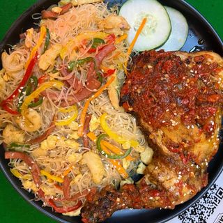 Singaporean noodles and chicken