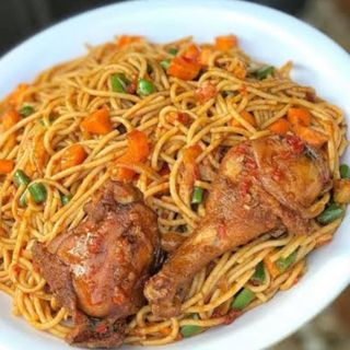 Jollof spaghetti with 2 wings