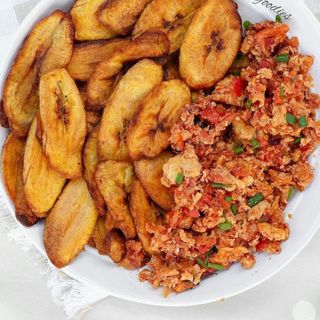  Fried plantains and fried eggs 
