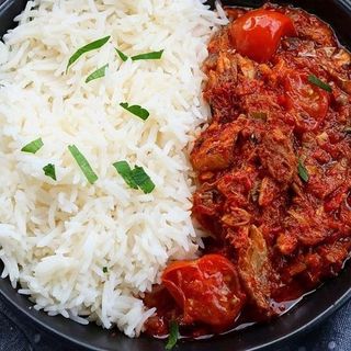 Mini white rice and Atadindin sauce