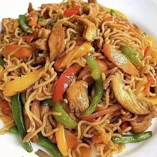 Delicious Ganished Spaggetti with Chicken Pieces