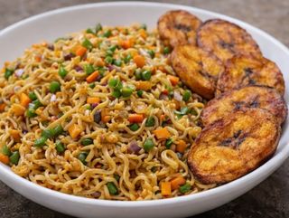 Noodles and fried plantain