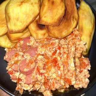 Crispy sweet potatoes with sausage egg sauce