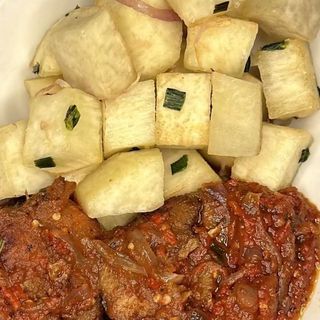 Fried yam with turkey stew