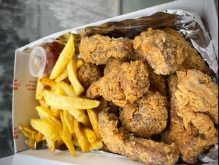 Chips and 10 crispy wings