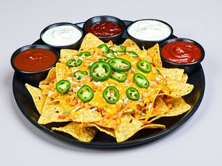 Nachos 400g z serem i jalapeno + 3 dipy do wyboru