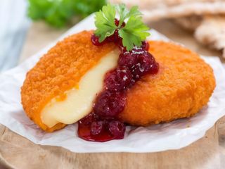 Panierowany camembert z żurawiną, frytkami i surówką