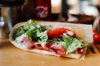 Panini z salami i serem żółtym 