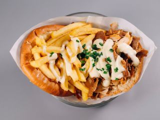 GIGANT w bułce z FRYTKAMI