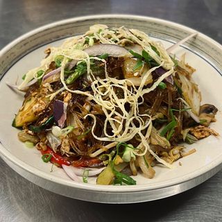 Makaron sojowy smażony z warzywami 