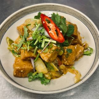 Tofu w żółtym  curry i mleku kokosowym