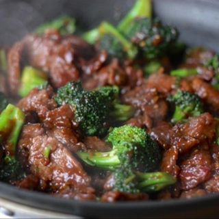 Wołowina z brokułami i czosnkiem na maśle