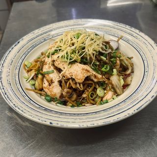  Makaron CHOW MEIN z warzywami i kurczakiem NOWOŚĆ