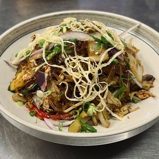 Makaron sojowy z warzywami i kurczakiem