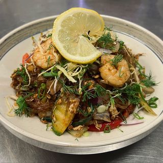 Makaron sojowy smażony z krewetkami