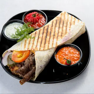 Kebab w Tortilli z frytkami