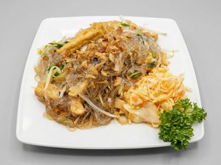 Makaron sojowy smażony z tofu i warzywami