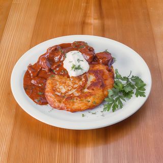 Placki ziemniaczane z gulaszem